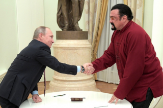 Видео: Владимир Путин вручает паспорт Стивену Сигалу