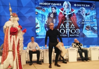 Фёдор Бондарчук превратился в Деда Мороза и получил волшебные валенки
