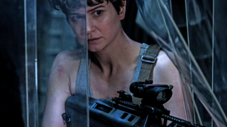 «Чужой: Завет»: Кэтрин Уотерстон берет врага на мушку