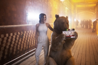 Елена Темникова и медведь Степан снялись в клипе к фильму «Защитники»