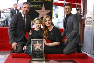 Фото и видео: Эми Адамс получила звезду на Аллее славы в Голливуде