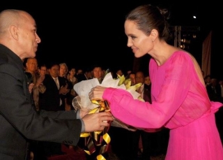 Девушка дня: Анджелина Джоли в розовом