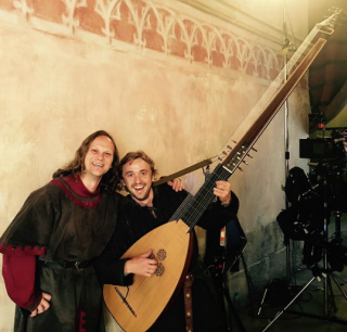 Звезда Поттерианы Том Фелтон стал уличным музыкантом в Праге