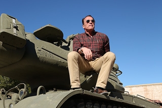 Арнольд Шварценеггер прокатил журналистов на танке
