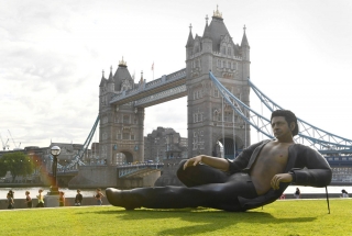 В Лондоне установили 8-метровую статую Джеффа Голдблюма