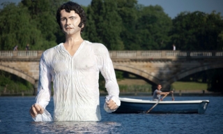 В Лондоне появилась гигантская статуя мистера Дарси