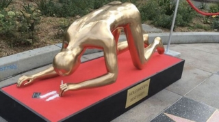 Статуя «Оскар» нюхает кокаин на улицах Голливуда