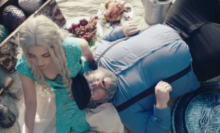 Джордж Р.Р. Мартин встречается с Тейлор Свифт в пародийном видеоклипе