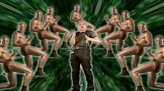Джейсон Стэйтем отплясывает в леопардовых трусах в видеоклипе 90-х
