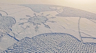 Английский художник создал снежное полотно для фильма «Он – дракон»