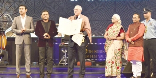 Никита Михалков получил приз за вклад в мировой кинематограф на Индийском международном кинофестивале