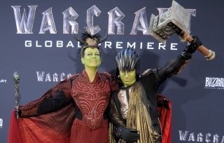 Дама дня: Джейми Ли Кертис надела костюм орка-шамана на премьеру «Варкрафта»