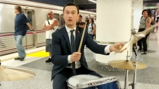 Видео: Джозеф Гордон-Левитт сыграл на барабанах в метро