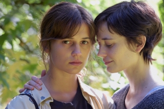 Новый кадр: Алисия Викандер и Ева Грин играют сестер в драме «Эйфория»