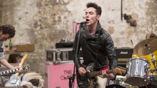 Новое видео: Джонатан Рис-Майерс играет панк-рок