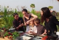 Видео: Анджелина Джоли с детьми ест тарантулов и скорпионов