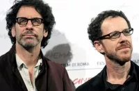 Лиам Нисон и Брендан Глисон снимутся в сериале братьев Коэн