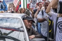 Гоша Куценко и Милош Бикович перекрыли мост в Белграде