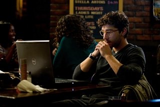 Шайа ЛаБаф расследует прошлое Роберта Редфорда в трейлере «Грязных игр» (ВИДЕО)