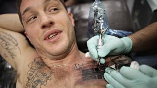 Том Харди проспорил Леонардо ДиКаприо татуировку