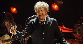 Боб Дилан забрал Нобелевскую премию в Стокгольме
