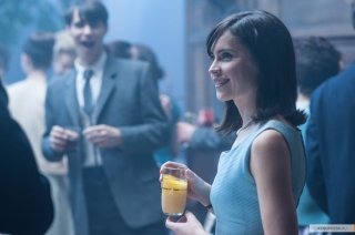 Фелисити Джонс сыграет Одетту в интерпретации «Лебединого озера»