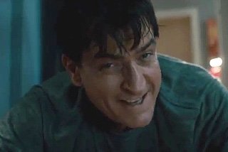 Чарли Шину приходится несладко в трейлере «Очень страшного кино V»