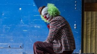 Режиссёр «Джокера» показал Хоакина Феникса в клоунском костюме