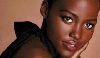 Лупита Ньонго поделилась своим рекламным постером