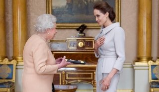 Анджелина Джоли стала кавалером ордена Британской империи