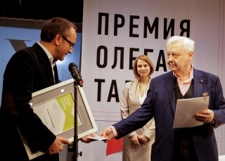 Олег Табаков в третий раз наградил Андрея Звягинцева своей премией