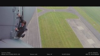 Новое видео: Том Круз висит на взлетающем самолете