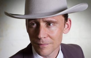 Новое фото: Том Хиддлстон в образе кантри-легенды в драме «Я увидел свет»