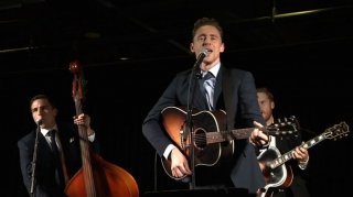 Новое видео: Том Хиддлстон спел кантри-хиты на премьере в Нэшвилле