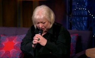 Видео дня: Светлана Крючкова спела песню Rammstein на «Вечернем Урганте»