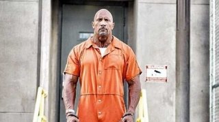 Новое фото: Дуэйн Джонсон загремит за решетку в «Форсаже 8»